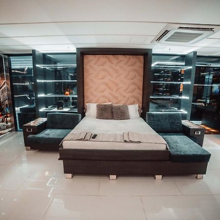 1Million Luxury Suites Меделин Екстериор снимка
