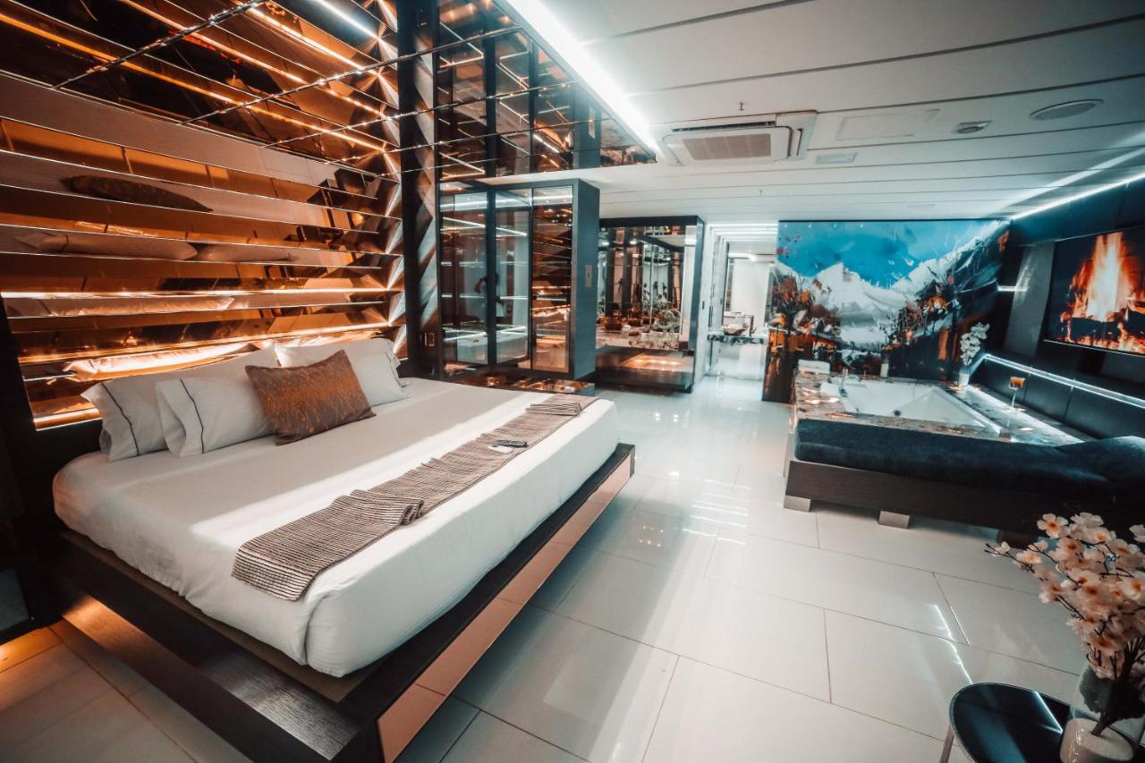 1Million Luxury Suites Меделин Екстериор снимка