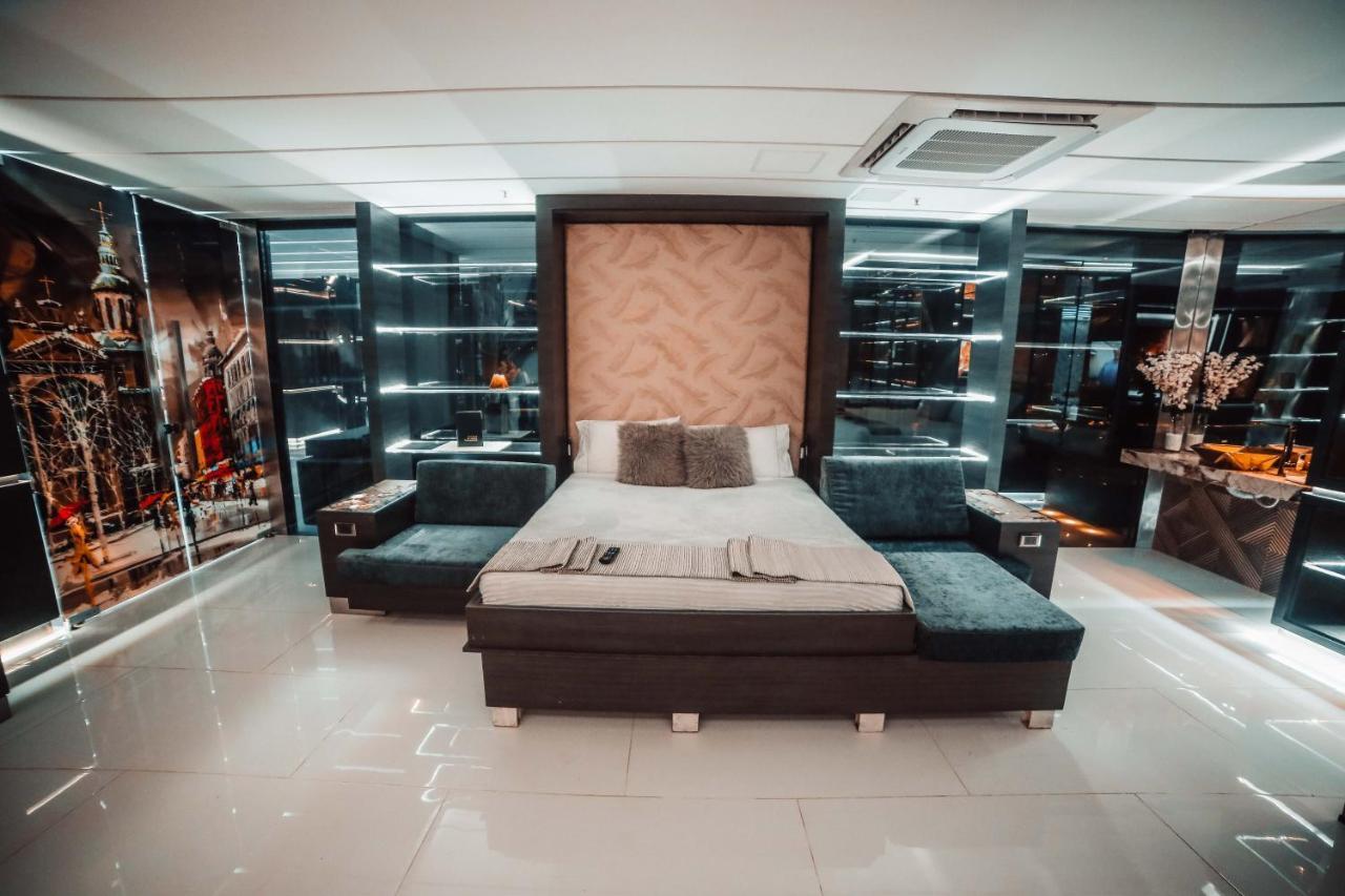 1Million Luxury Suites Меделин Екстериор снимка
