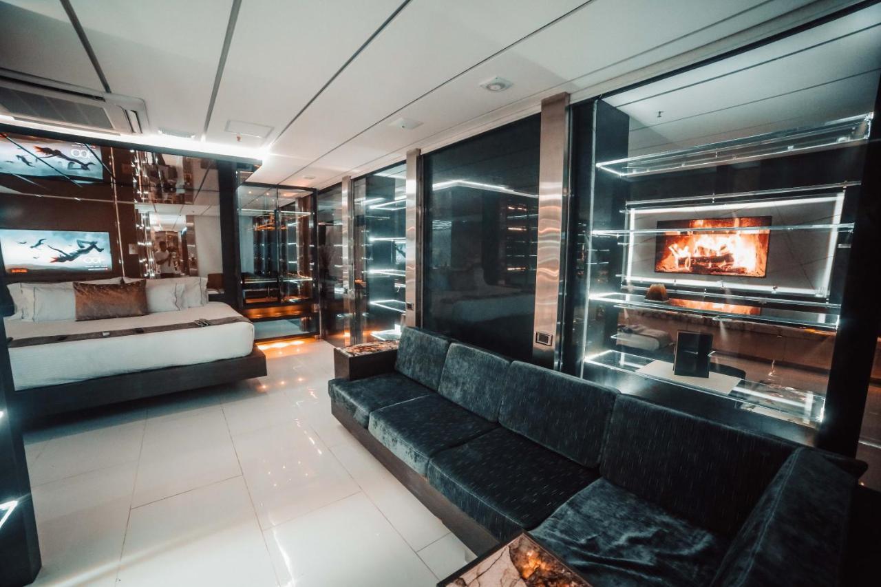1Million Luxury Suites Меделин Екстериор снимка