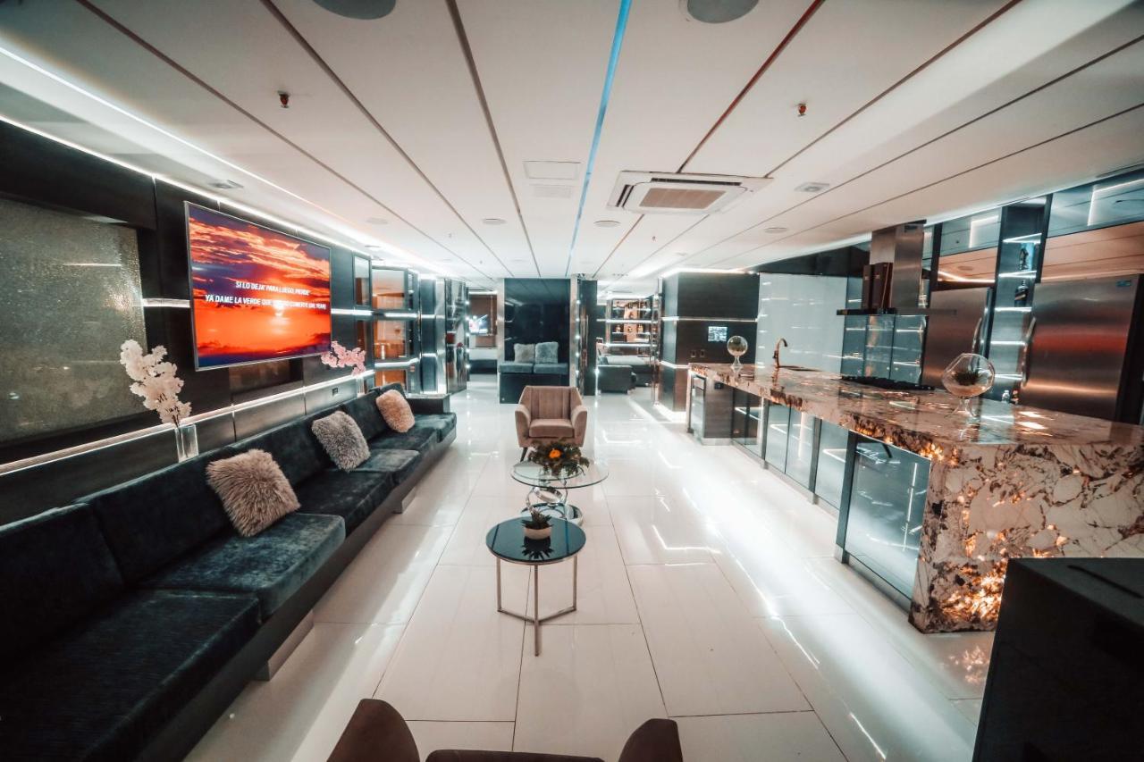 1Million Luxury Suites Меделин Екстериор снимка