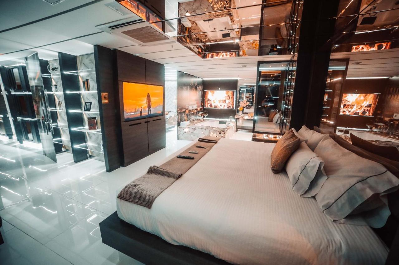 1Million Luxury Suites Меделин Екстериор снимка