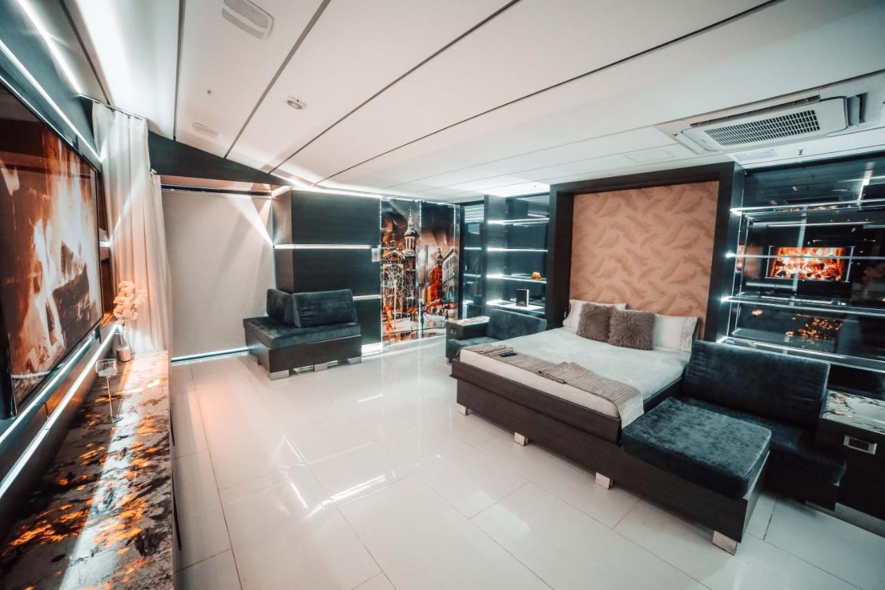 1Million Luxury Suites Меделин Екстериор снимка