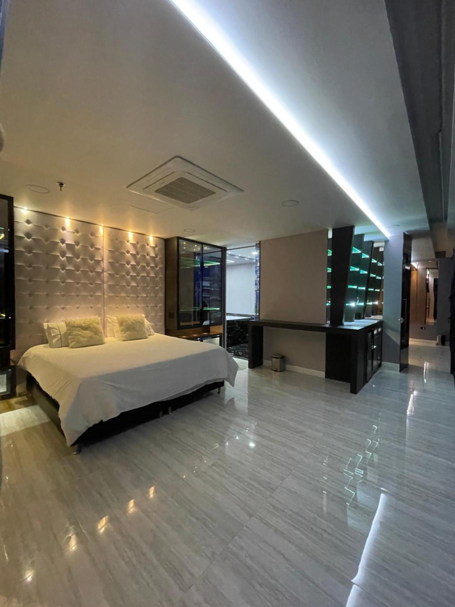 1Million Luxury Suites Меделин Екстериор снимка