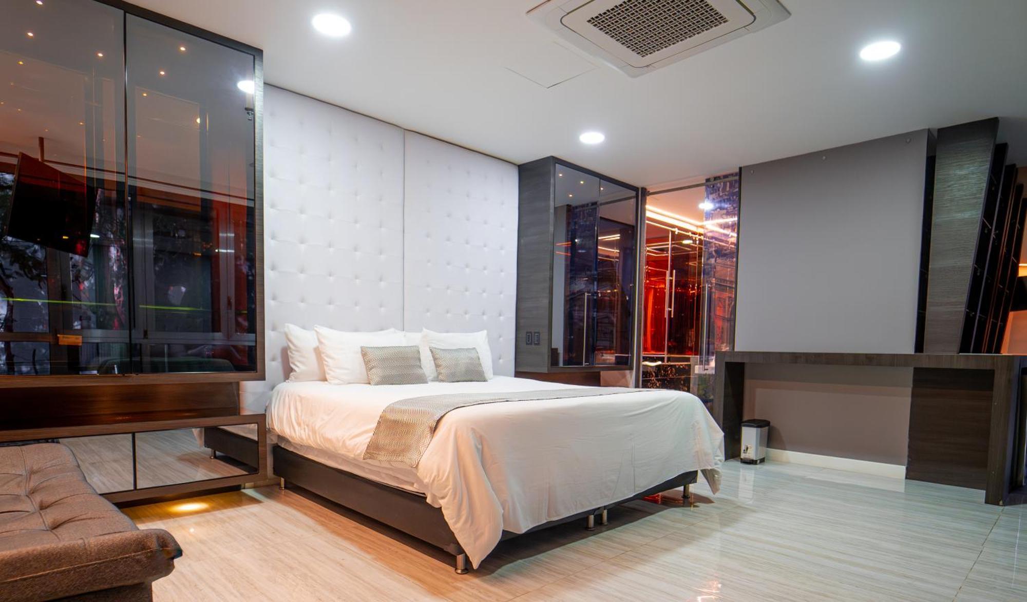 1Million Luxury Suites Меделин Екстериор снимка