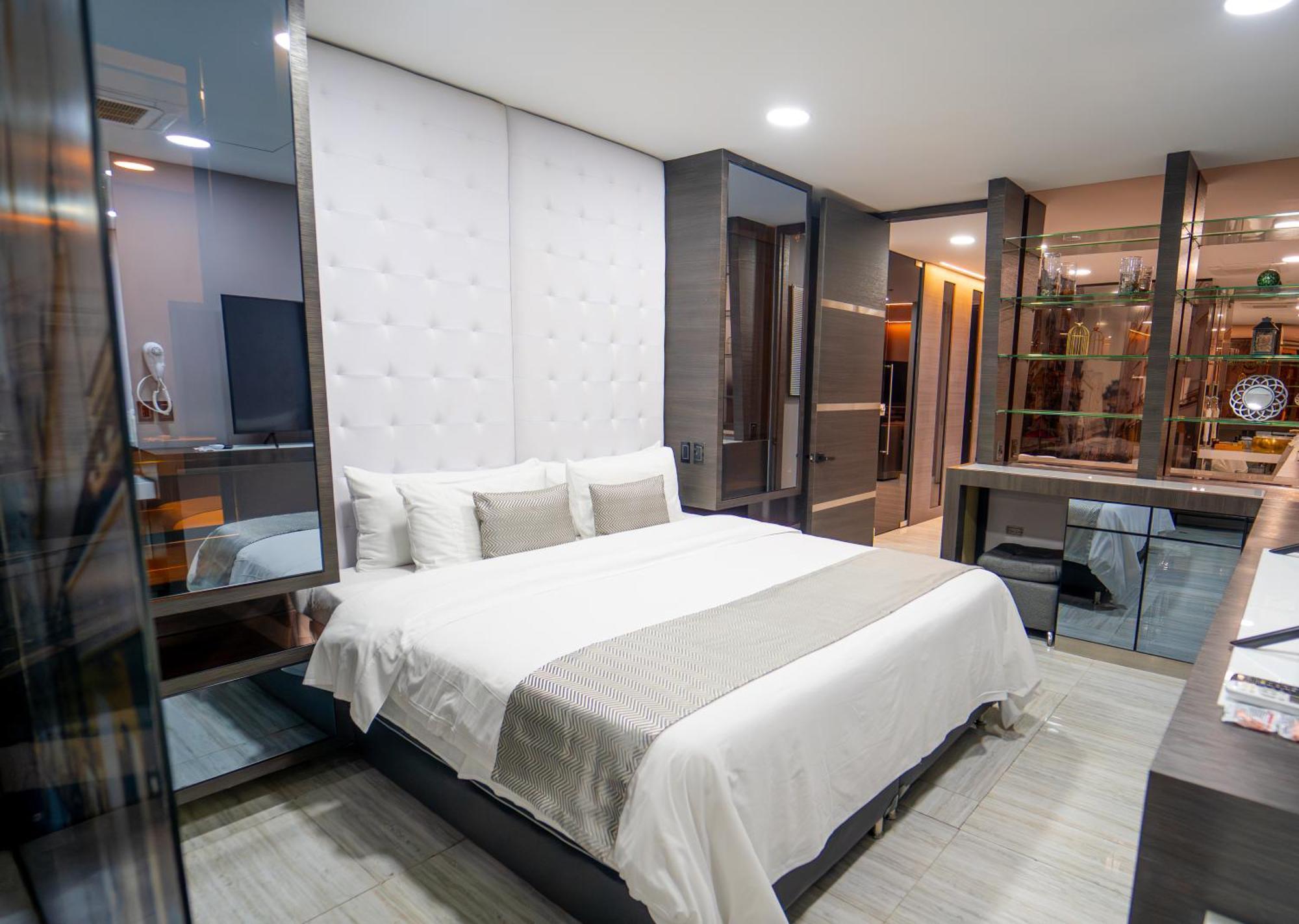 1Million Luxury Suites Меделин Екстериор снимка